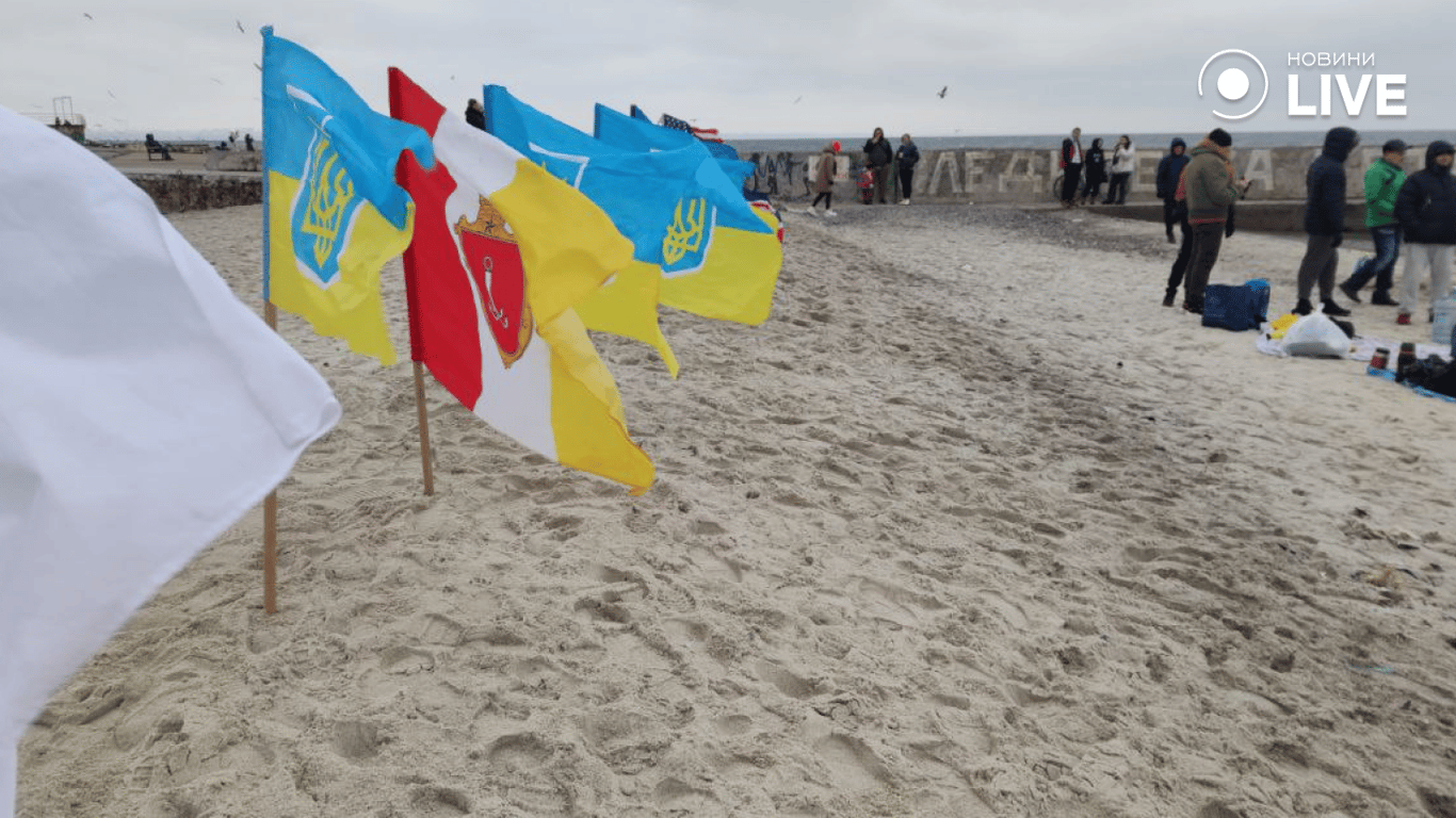На Ланжероні одеські "моржі" влаштували заплив зі стягом України