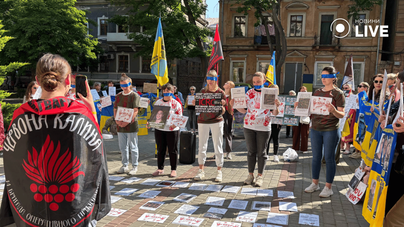 Із зав'язаними очима — черговий мітинг під МКЧХ в Одесі - фото 2