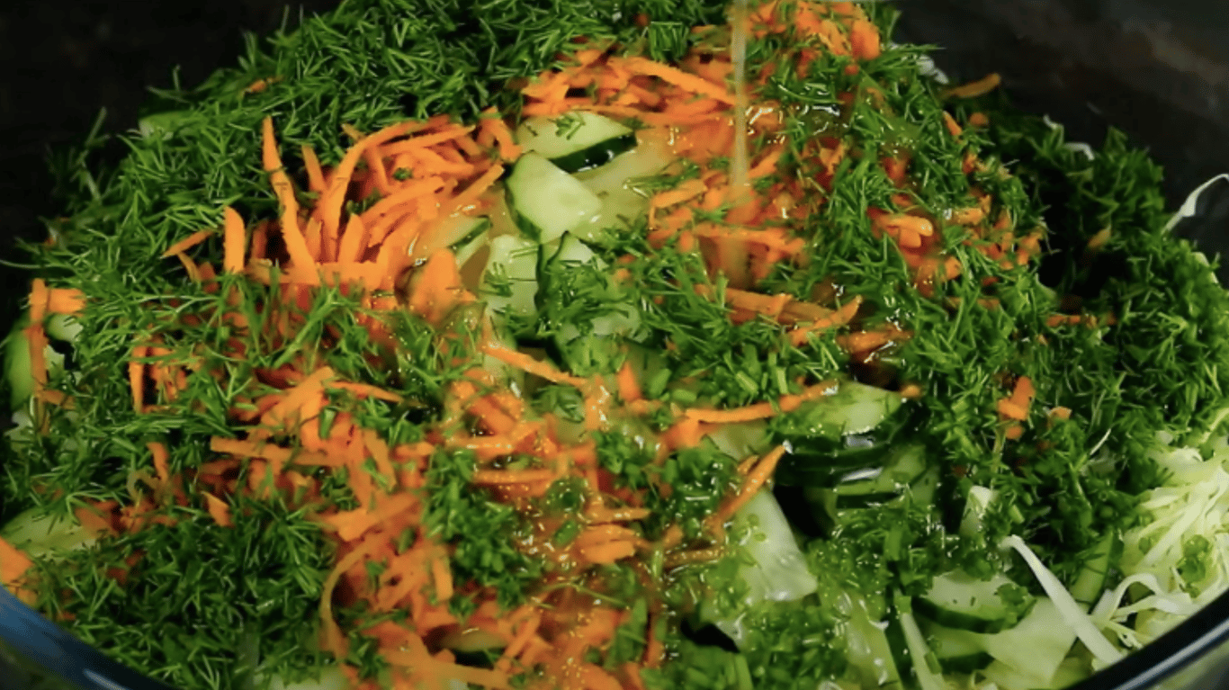 простий рецепт салата з молодою капустою