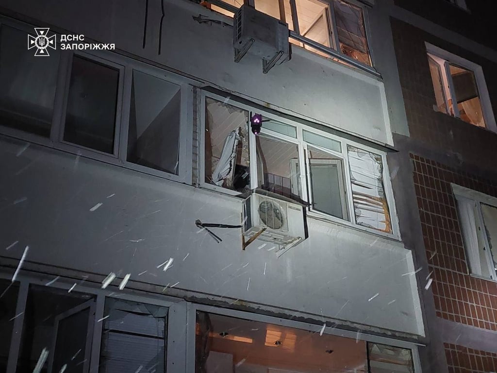 Многоэтажка после обстрела. Фото: ГСЧС Запорожья