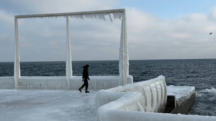 Одесское море в плену льда — невероятные кадры зимнего берега - 285x160