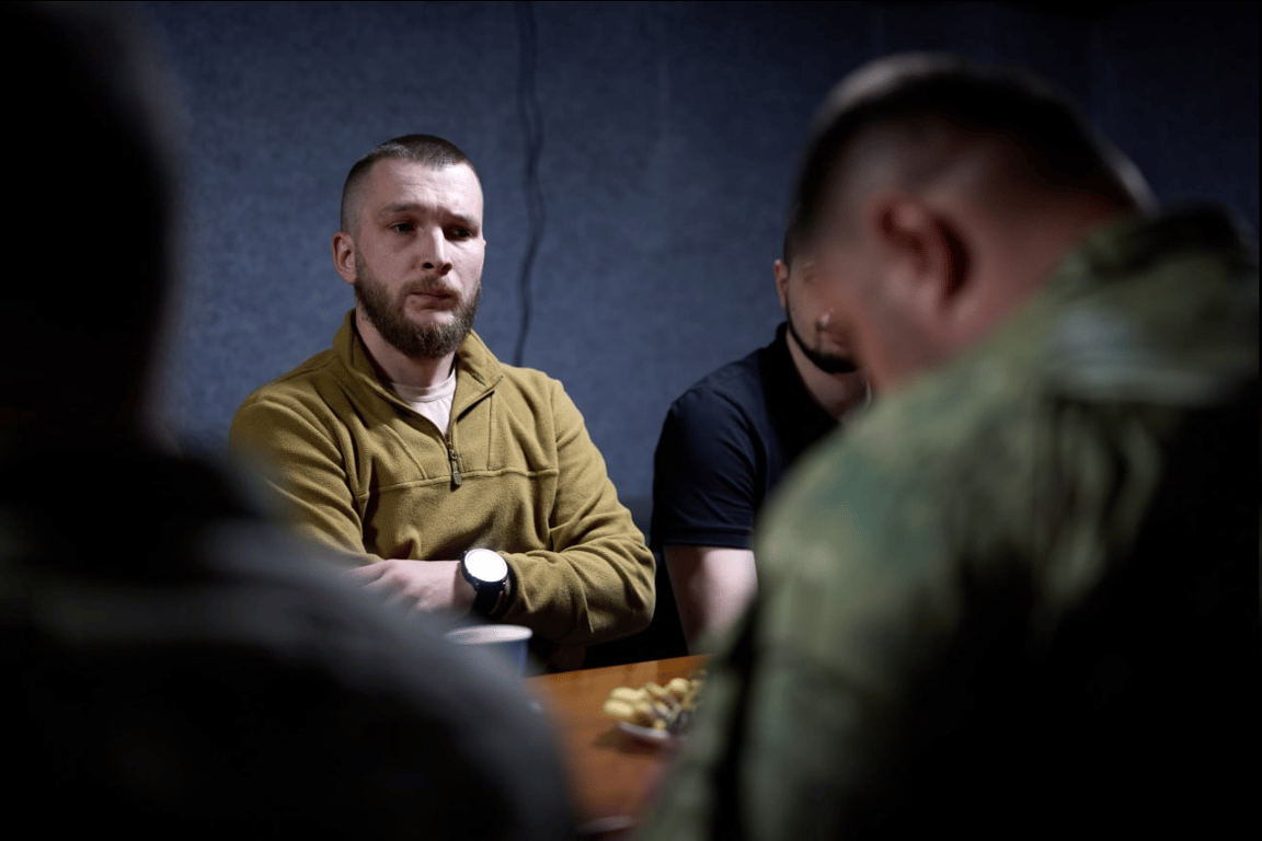 Зеленский посетил бойцов на фронте — о чем говорили - фото 4