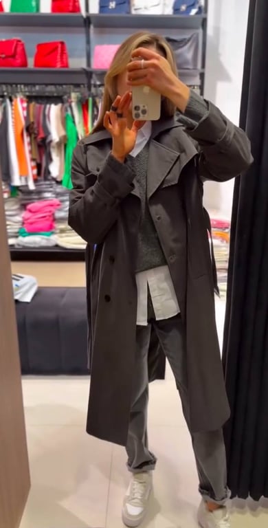 Тренч можно совмещать с джинсами в повседневном образе