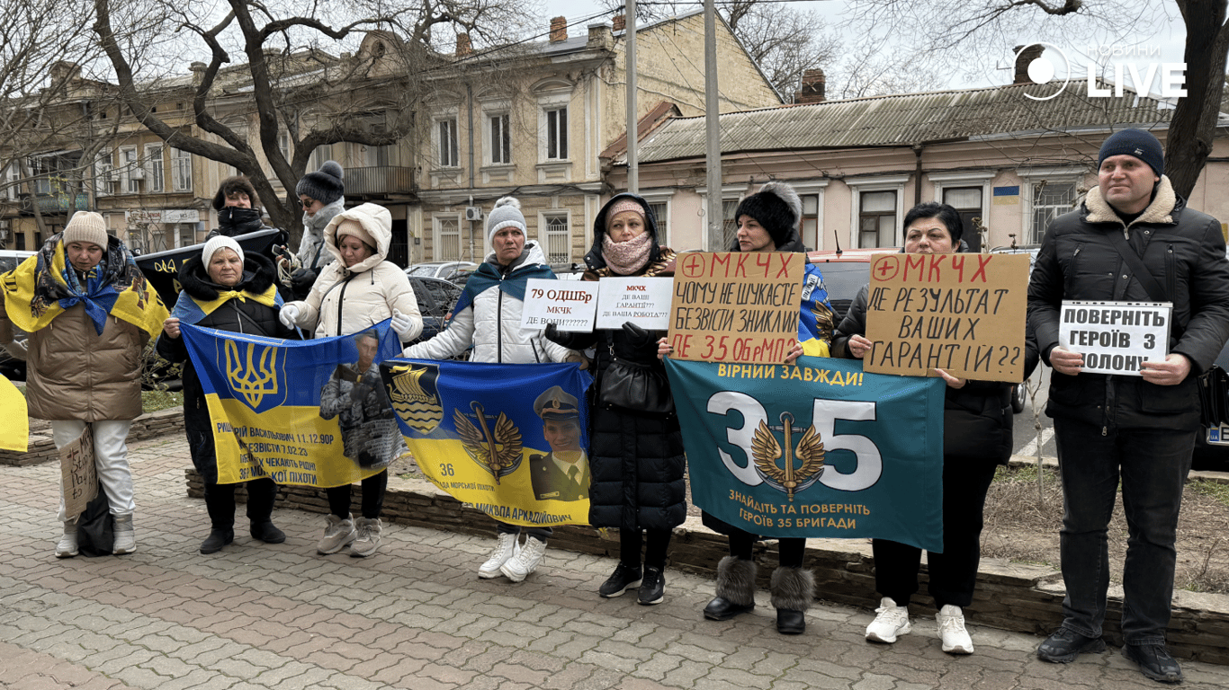 Учасники акції біля Червоного Хреста.