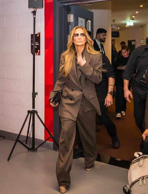 Дженніфер Лопес здивувала розкішним костюмом