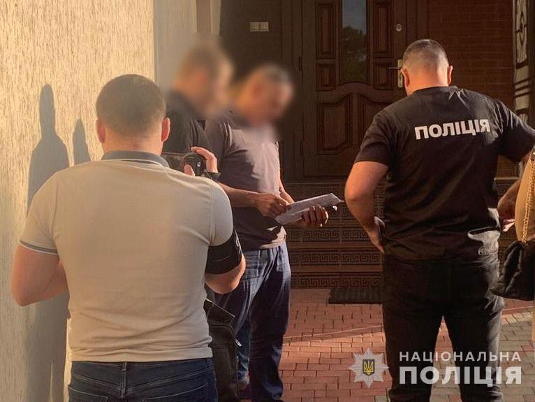 Правоохоронці затримують фігурантів, які пропонували чоловікам перетнути кордон