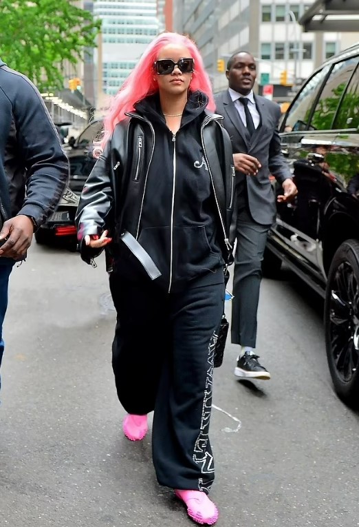 Рианна с розовыми волосами