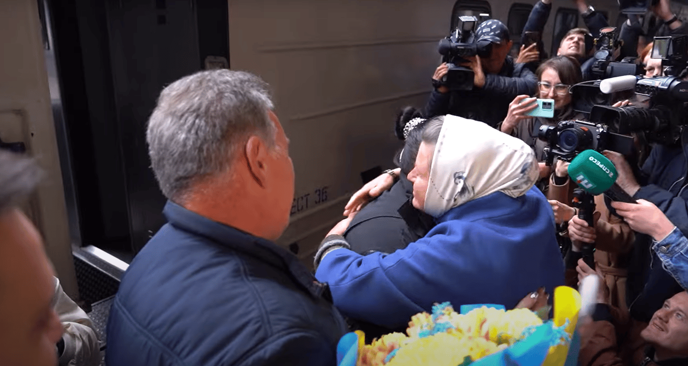 Встреча Alyona Alyona с родителями на киевском вокзале