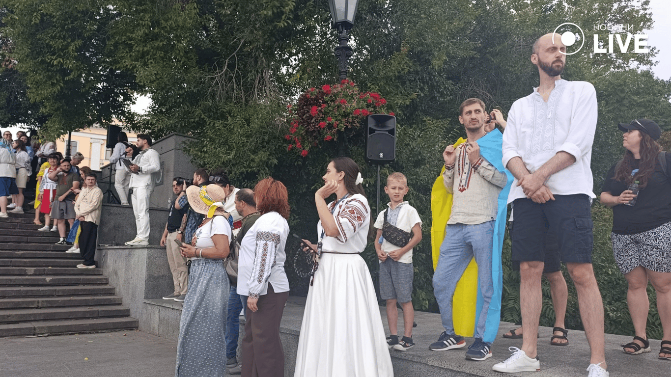 Одесити у вишиванках зібралися на святкування Дня Прапора