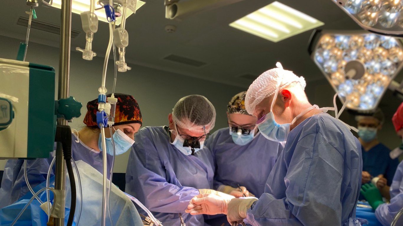У Львові вперше за всю історію України пацієнтці провели трансплантацію одразу двох органів