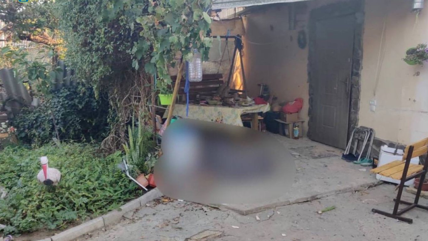 Окупанти поцілили в житловий будинок на Херсонщині: постраждала родина