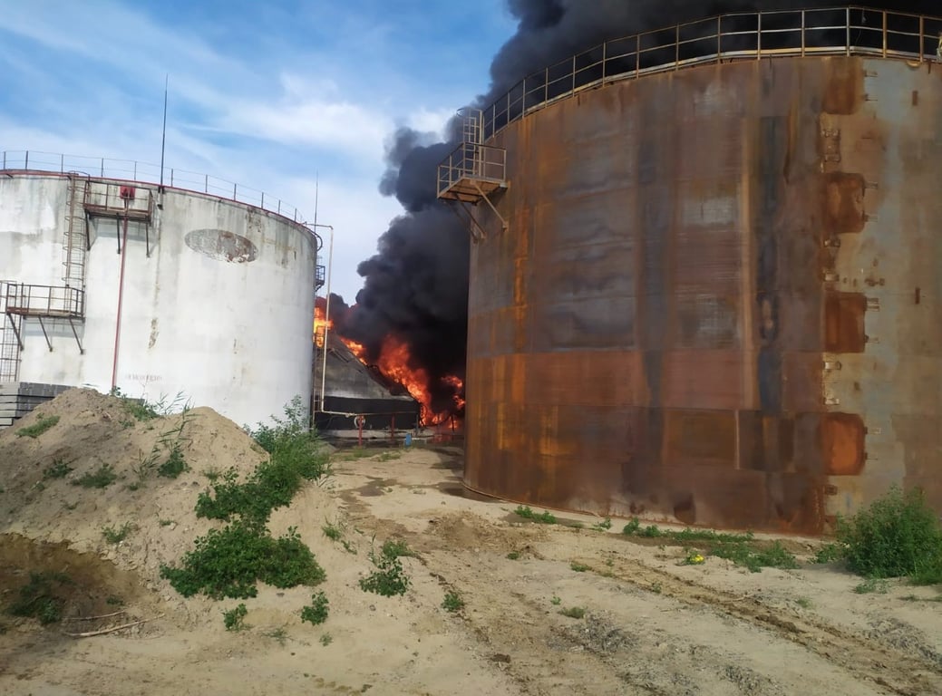 Пожар на месте попадания БПЛА. Фото: Александр Кубраков.