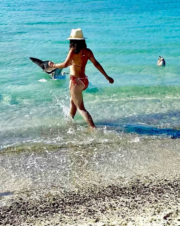 Сальма Гайєк відсвяткувала 57-річчя фотосесією у яскравому бікіні - фото 3