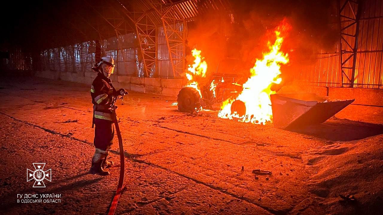 В порту загорілись різні об’єкти. Фото: ДСНС