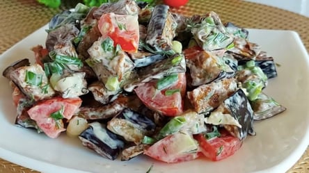 Салат с баклажанами и помидорами, который исчезает со стола за 1 минуту: рецепт - 285x160