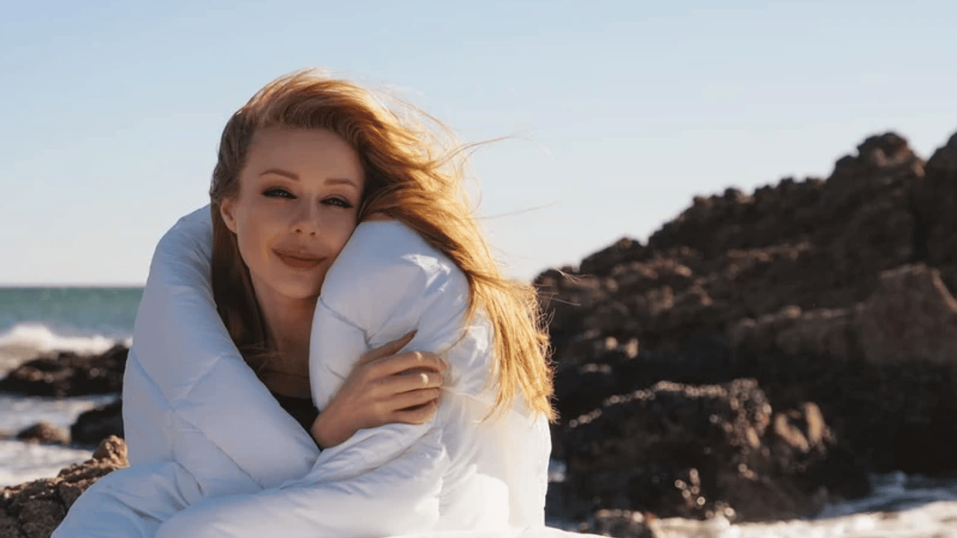 Тина Кароль удаляет клип на песню "Honey & МЕД" после громкого скандала