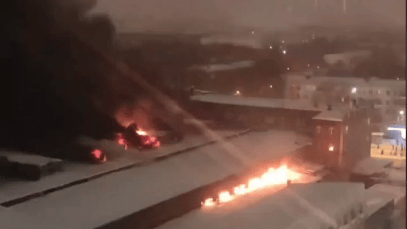 В Москві сталася масштабна пожежа на заводі спецавтомобілів