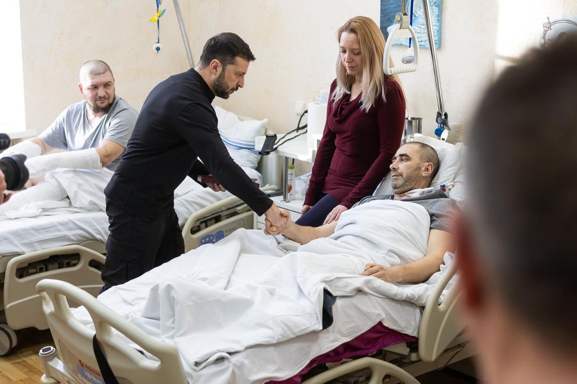 Зеленські поспілкувалися з пораненими воїнами в лікарні