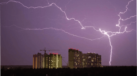 Синоптики попередили про небезпеку — які області накриють грози - 285x160