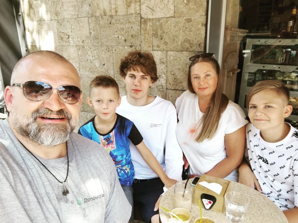 Василий Вирастюк со своей бывшей женой и детьми