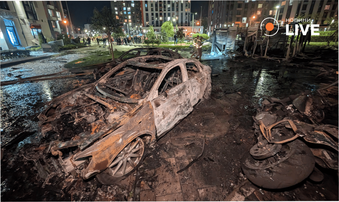 В Дарницком районе БПЛА попал в жилой дом: фоторепортаж - фото 4