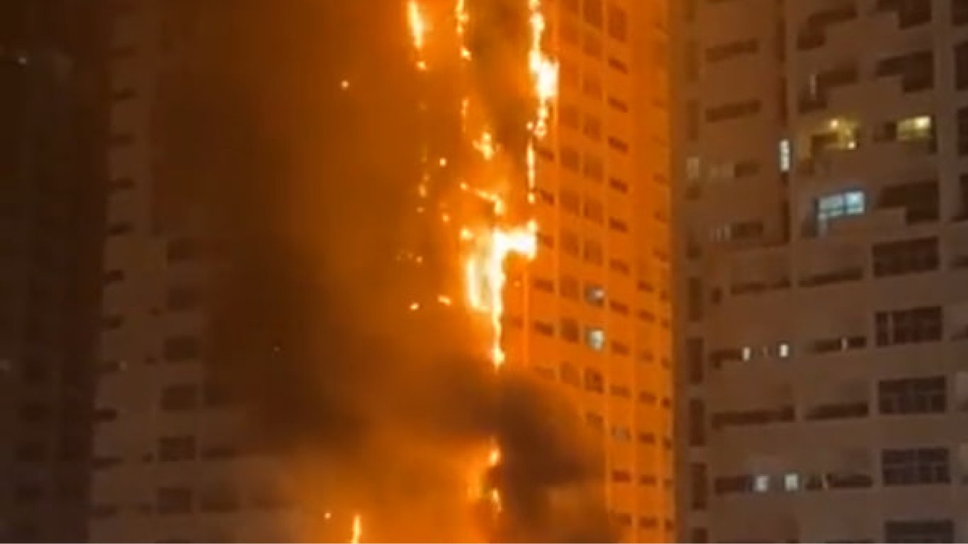 Вспыхнул как спичка: в ОАЭ возник масштабный пожар в 36-этажном небоскребе
