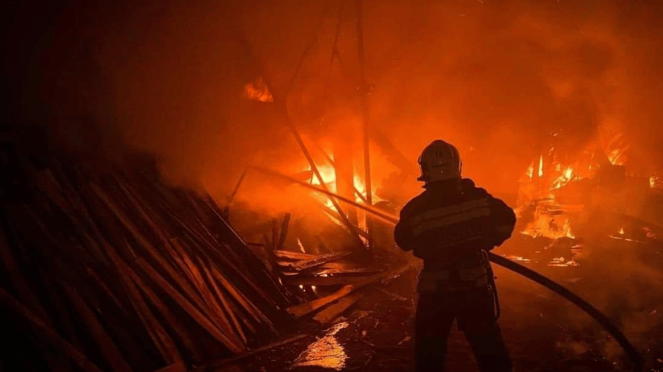 Падение обломков ракет в Киеве — пожар в жилом доме