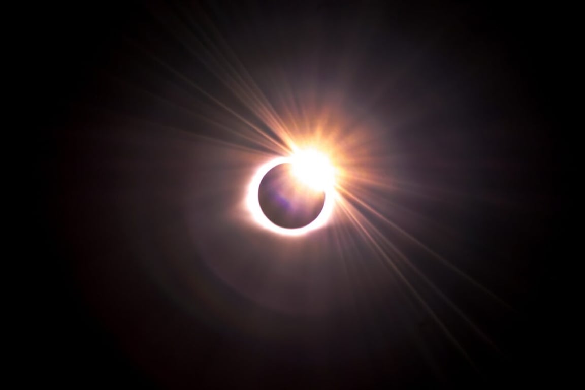 Сонячне затемнення 14 жовтня — хто зможе спостерігати наживо за подією