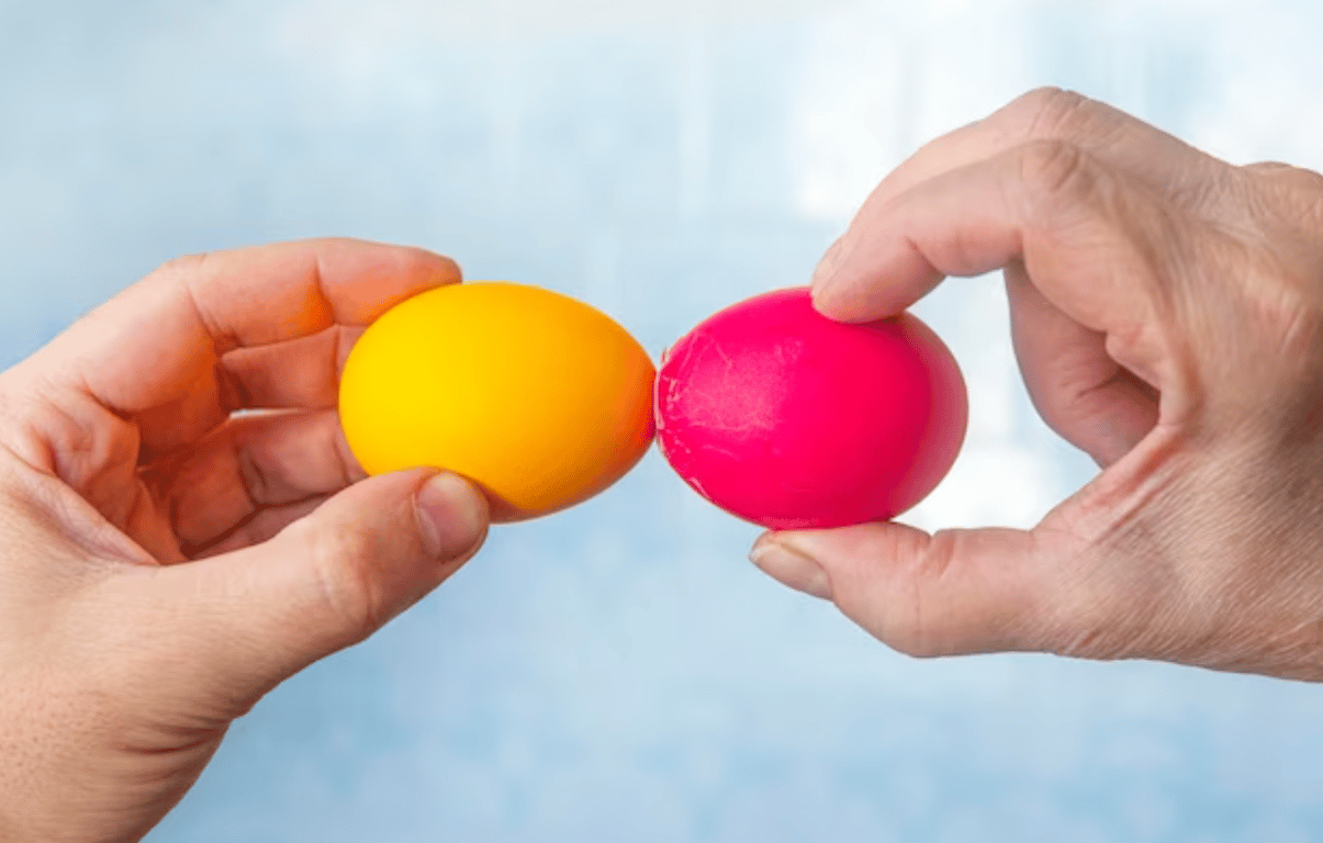 Два человека, которые бьются писанками