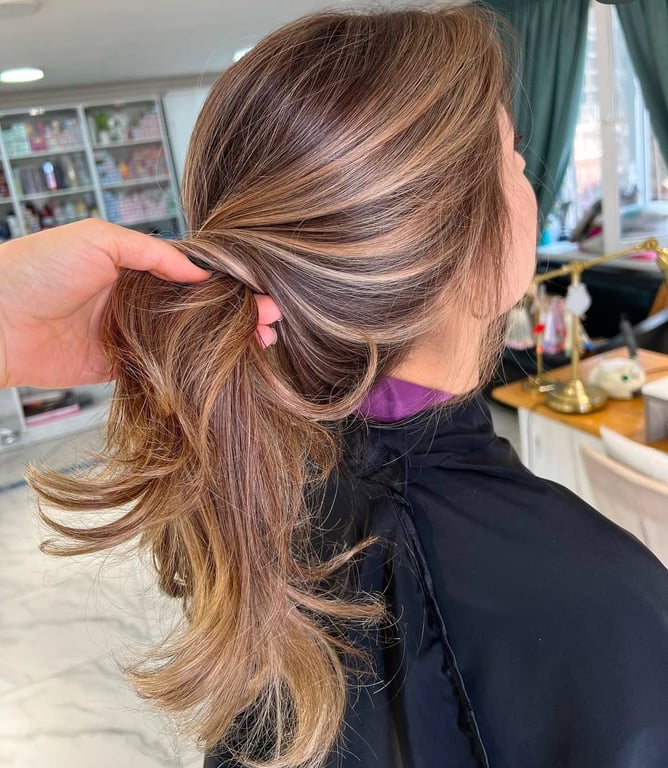 Медовий балаяж найкраще пасує темному волоссю