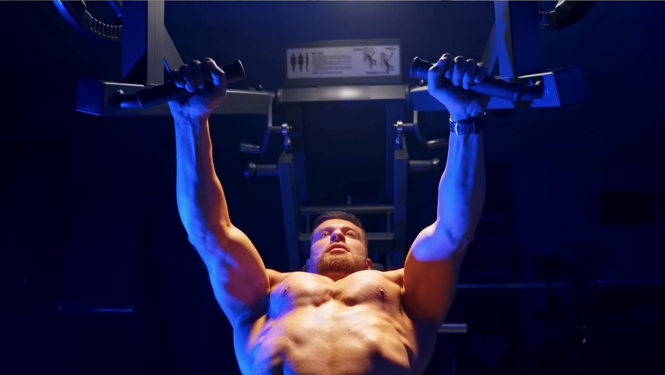 Мужчина в спортзале