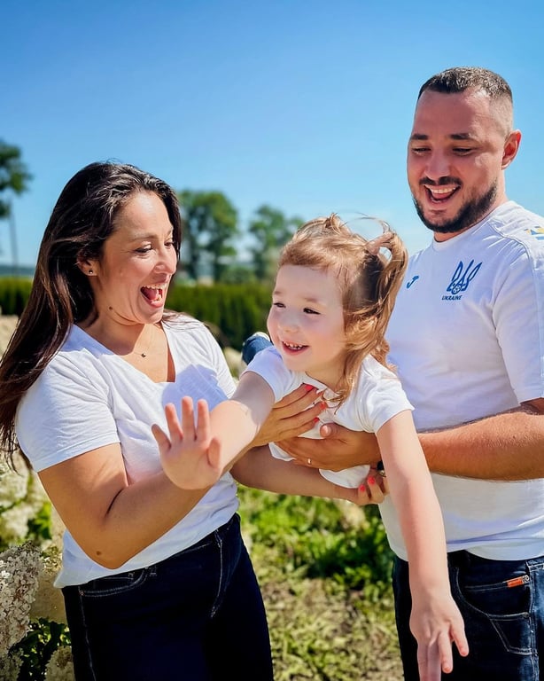Наталка Карпа зачарувала сімейною фотосесією у квітучому полі - фото 1