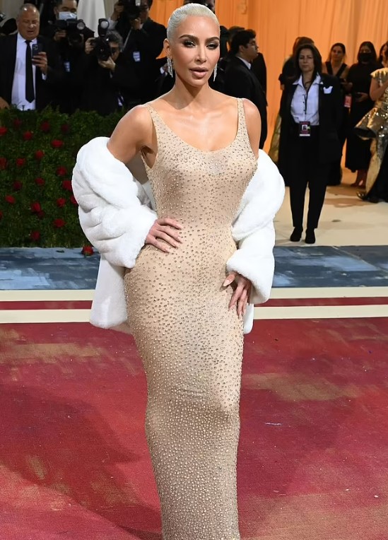 Кардаш'ян блондинка