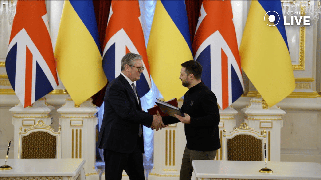 Зеленський і Стармер тиснуть руки