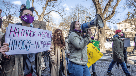 У Львові на акції за права жінок у натовп кинули похоронний вінок - 285x160