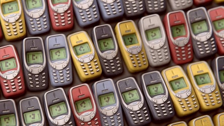 Flip phones are back — and people love it - 285x160
