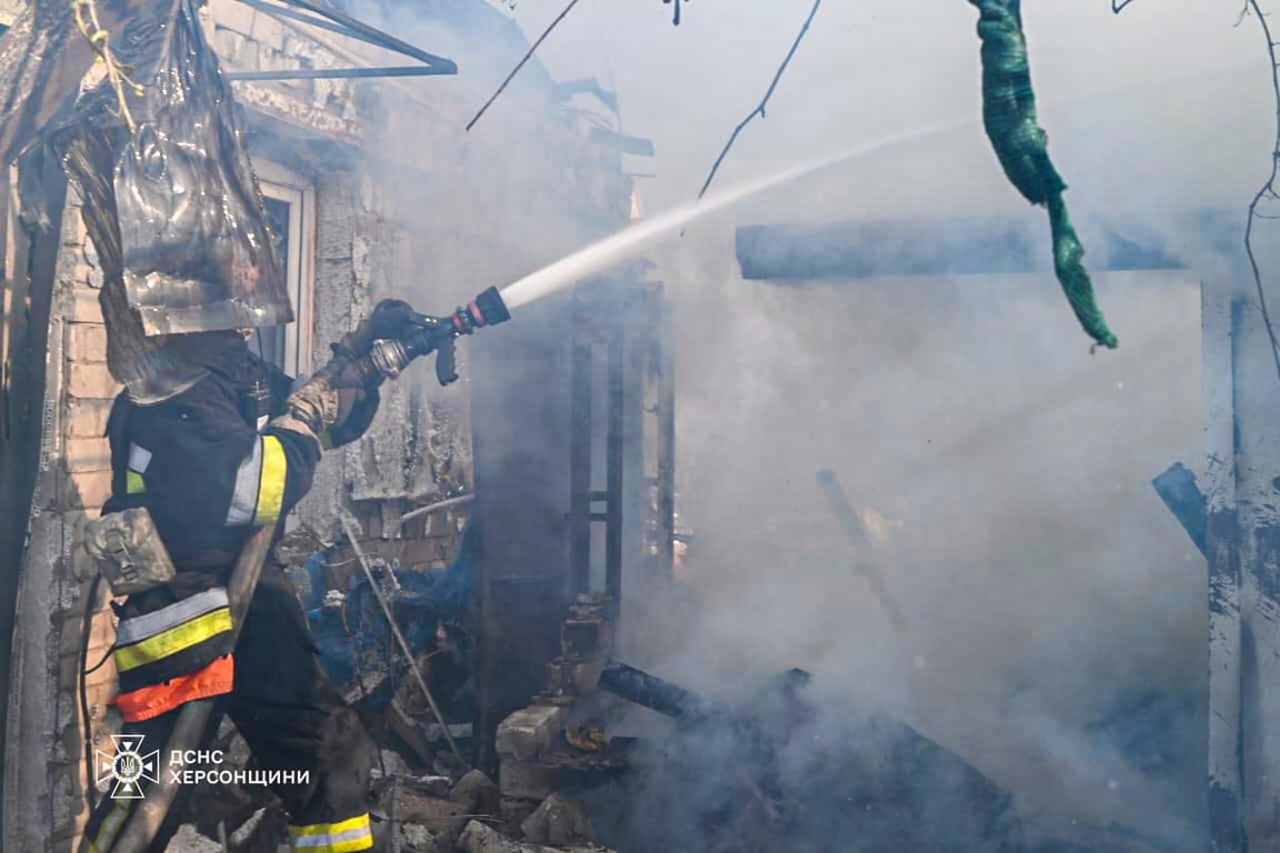 Спасатели тушат пожар. Фото: ГСЧС