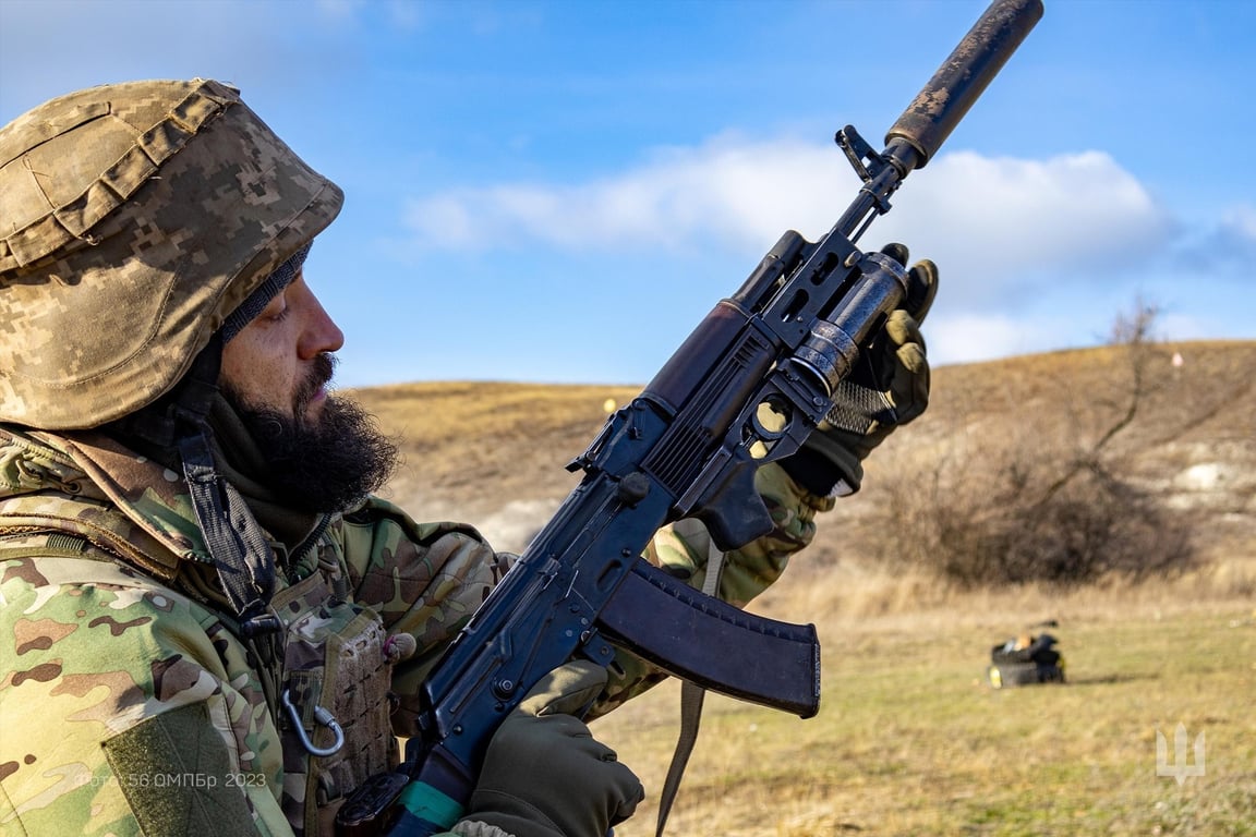 Український військовий зі зброєю в руках