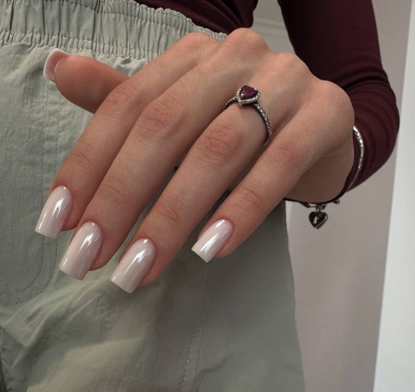 Тренд на "скляні нігті" цієї зими