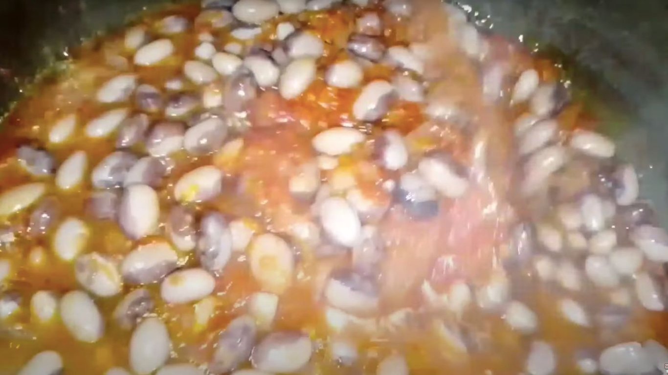 салат на зиму с фасолью в томате