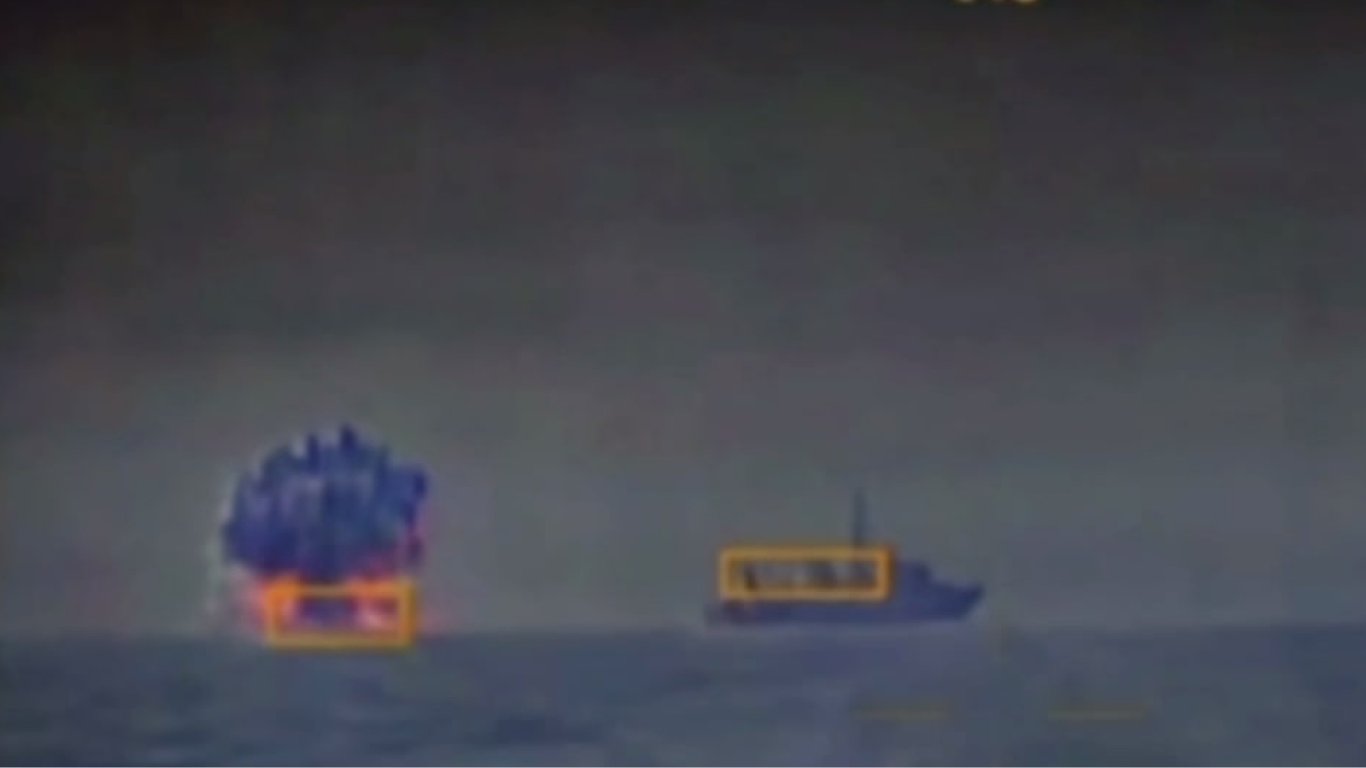 ГУР показало, як морський дрон вразив корабель окупантів у Чорному морі
