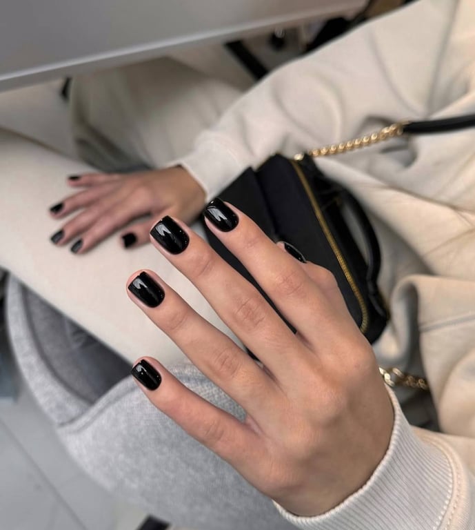 Чорний колір манікюру для творчих людей, що треба