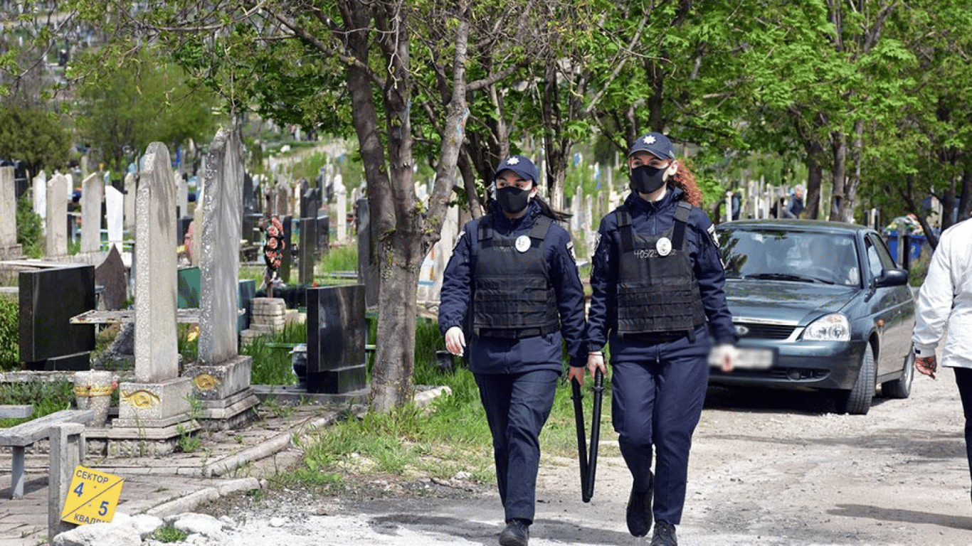 Полиция усилит меры безопасности в поминальные дни — чего ждать украинцам