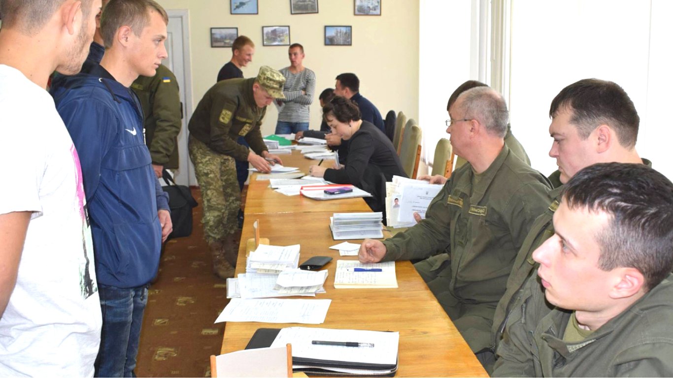 ТЦК вручають повістки 17-річним юнакам — що треба знати підліткам і батькам