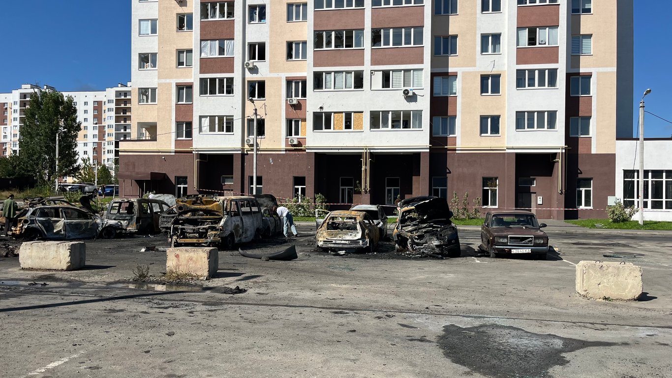 У Вишневому десятки авто згоріли після атаки: фоторепортаж