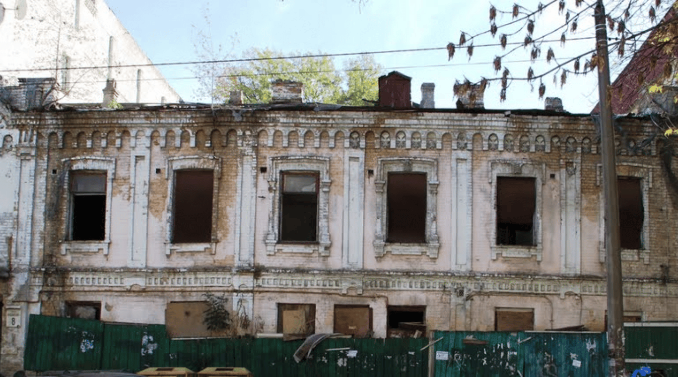 Разрушенный памятник