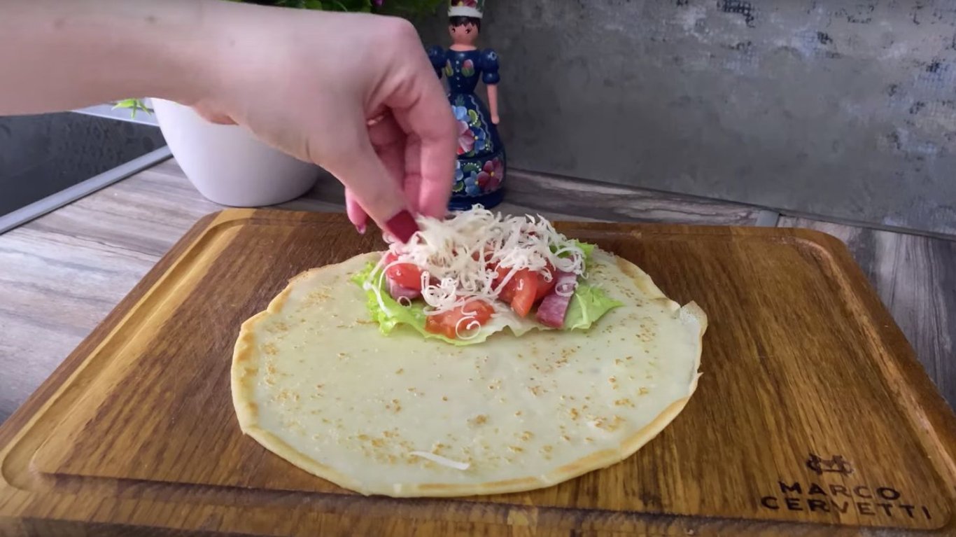 млинці з ковбасою та овочами за 15 хвилин