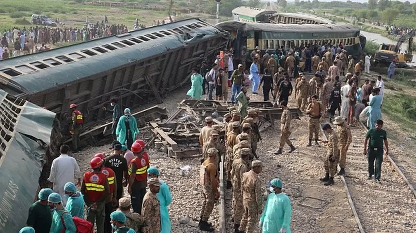 У Пакистані потяг зійшов з рейок: десятки загиблих