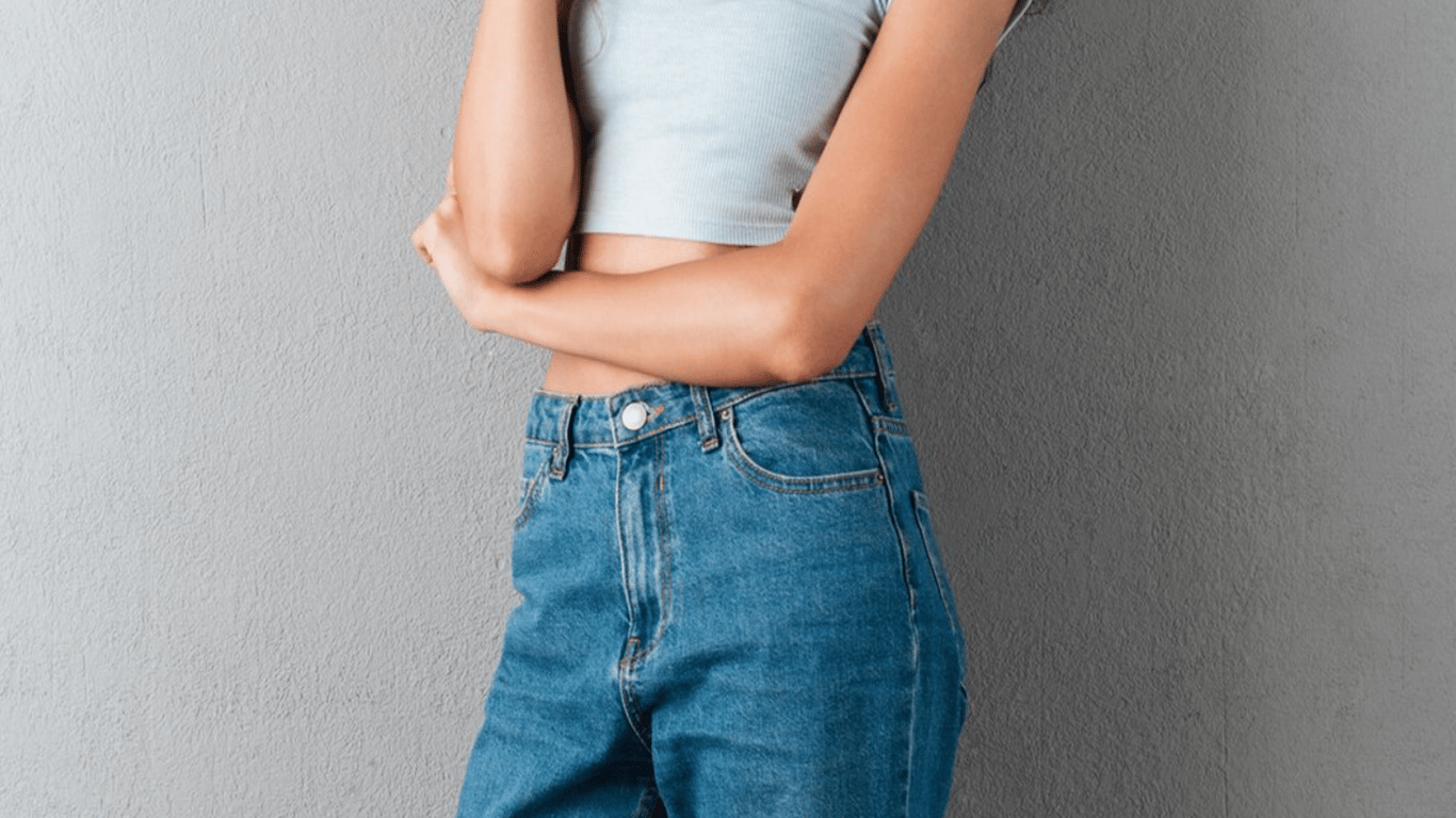 Модні джинси, що вигідно виділяють талію: з чим поєднувати