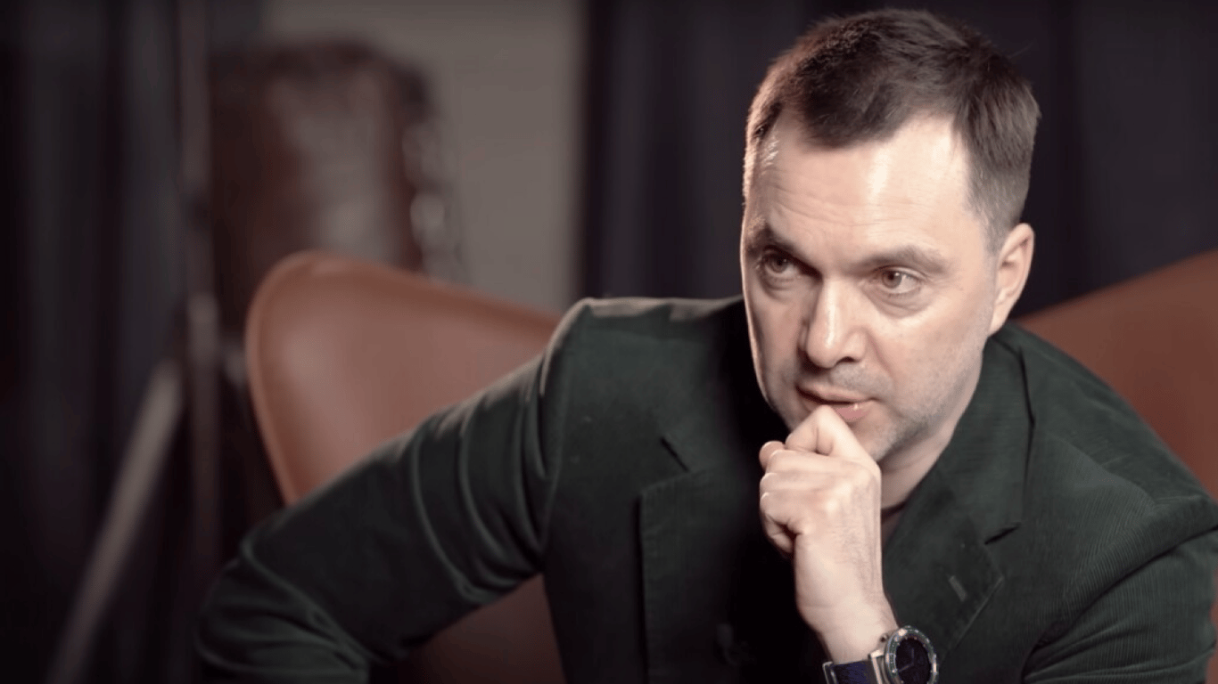 Арестович звинуватив українців у небажанні західних партнерів надавати зброю Україні